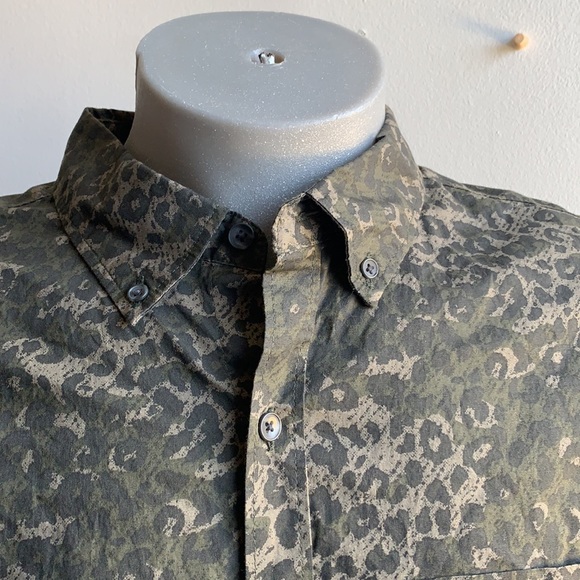 Animal Print Camo Print Button Down Old Navy XL - Picture 3 of 7